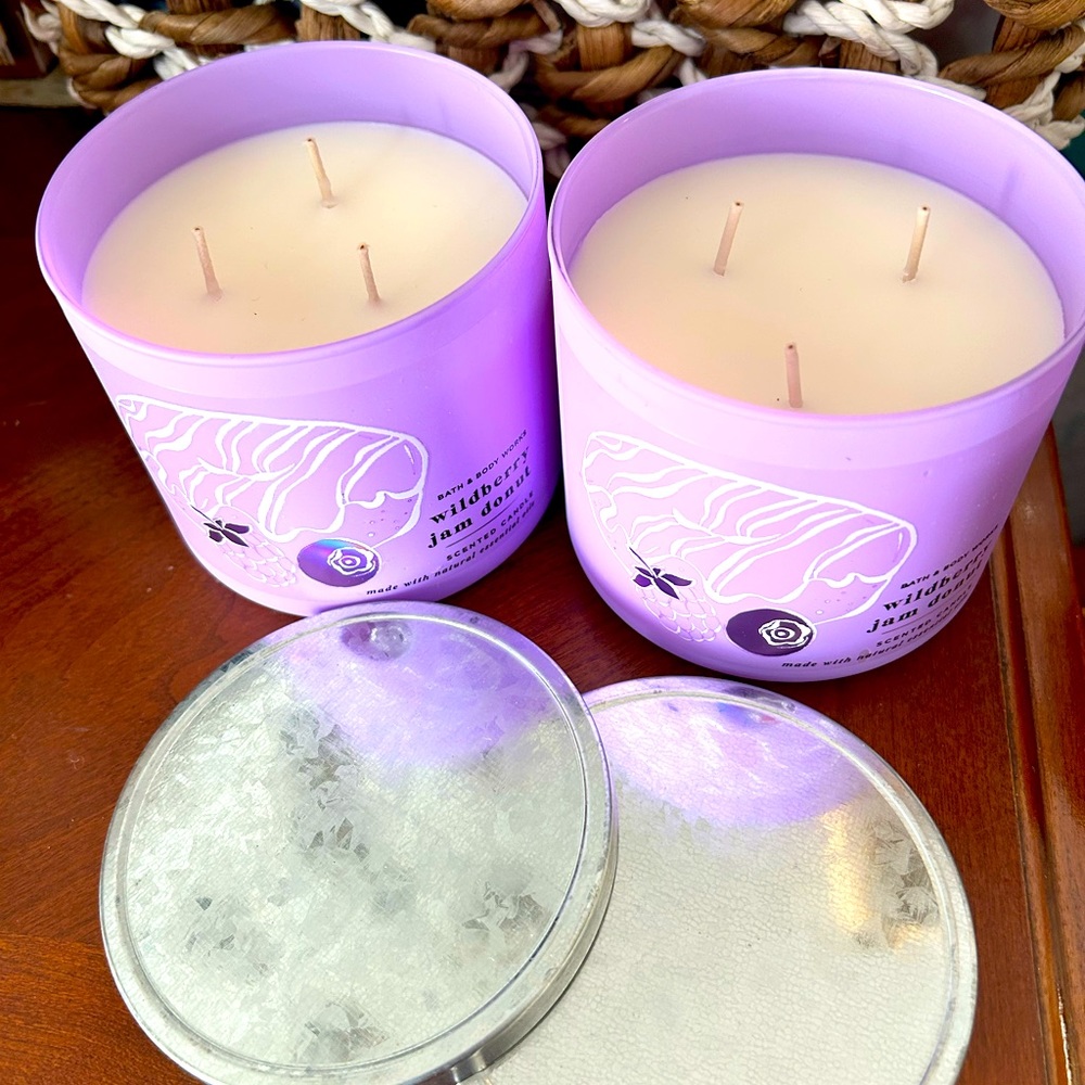 BBW Wild Berry Jam Donut Candles 2 piece set New
Bath and Body Works
